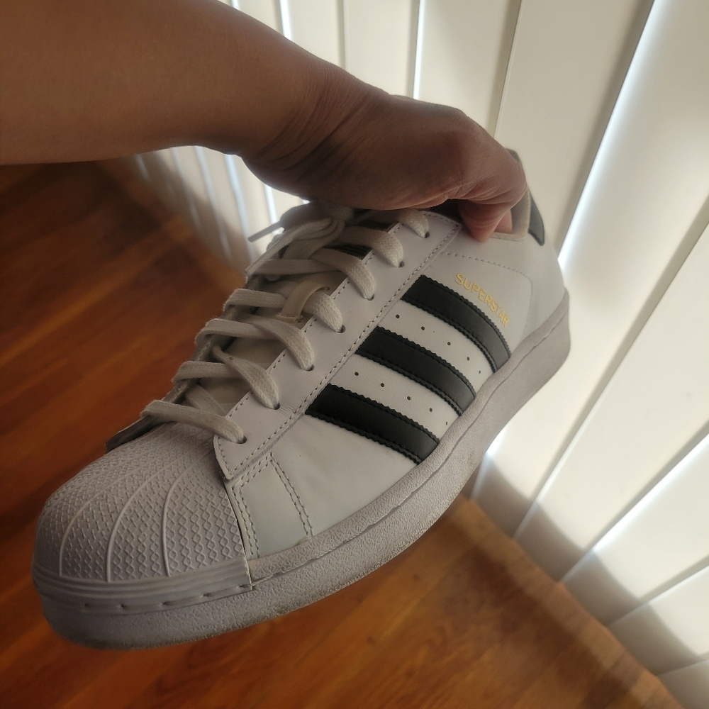 Sneakers/tennis shoes